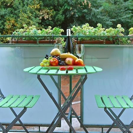 רומא Apartment At Colosseo With Terrace Overlooking The Garden By Lyon מראה חיצוני תמונה