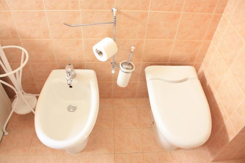 רומא Apartment At Colosseo With Terrace Overlooking The Garden By Lyon מראה חיצוני תמונה