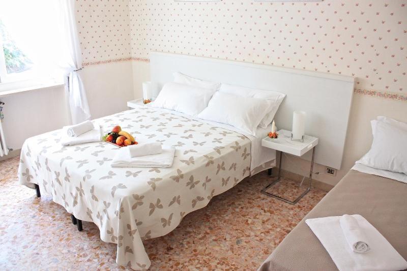 רומא Apartment At Colosseo With Terrace Overlooking The Garden By Lyon מראה חיצוני תמונה