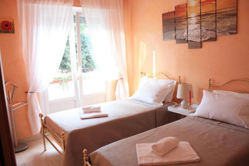 רומא Apartment At Colosseo With Terrace Overlooking The Garden By Lyon מראה חיצוני תמונה